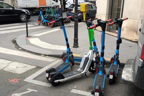 Vorbildlich geparkt: In vielen Städten finden sich E-Scooter allerdings nur selten auf den vorgesehenen Abstellplätzen. dpa