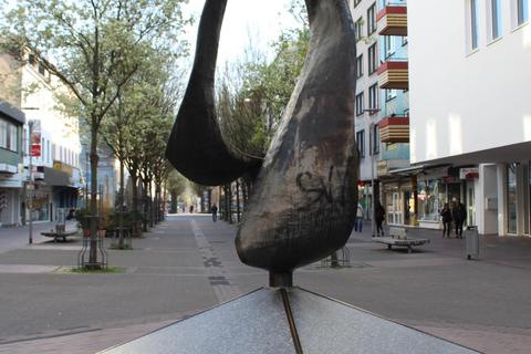 Die Skulptur in der Ludwigshafener Fußgängerzone ist vier Meter hoch. Foto: Andrea Döring
