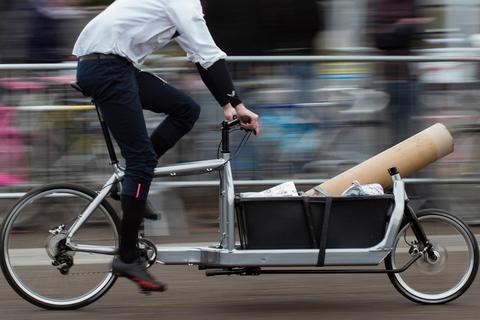 Die Kinder zur Kita bringen oder den Wocheneinkauf erledigen – das geht auch mit dem Lastenrad, ist sich die Stadt Mannheim sicher. Deshalb unterstützt sie Bürger, die sich eines zulegen. Archivfoto: dpa