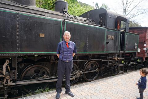 Zugführer Heinz Roth vor seiner Lok – mit einem kleinen Eisenbahn-Fan. Helmut Orpel