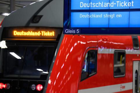 Deutschland steigt tatsächlich ein: Auch im Verkehrsverbund Rhein-Neckar ist das 49-Euro-Ticket sehr nachgefragt. Archivfoto: dpa