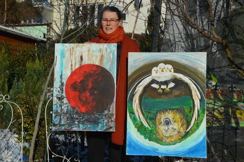Weltuntergang mit Happy End: Astrid Zimmermann malt apokalyptische Erzählungen aus der Bibel mit bunten Farben. Foto: Marco Partner
