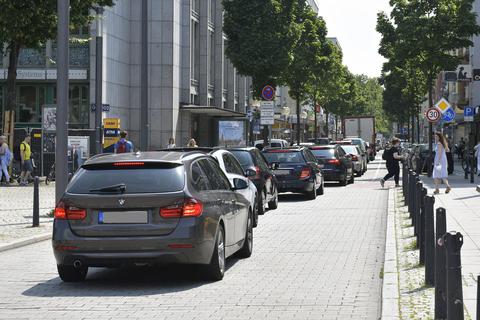 Während der einjährigen Testphase werden im Mannheimer Stadtzentrum auch die parallel zur Fußgängerzone Planken verlaufende Fressgasse und die Kunststraße (Bild) teilweise für den Autoverkehr gesperrt. Foto: Gerold