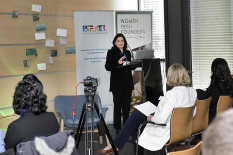 Die israelische Generalkonsulin Carmela Shamir bei ihrem Vortrag anlässlich des Weltfrauentages. Foto: Alfred Gerold