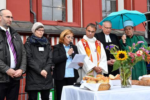 Mit einem Friedensgebet eröffnen die Vertreter der teilnehmenden Religionsgemeinschaften die Veranstaltung. Foto: Gerold 