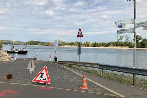 Die Zufahrt ist abgesperrt, die Rheinfähre zwischen Nierstein und dem hessischen Kornsand verkehrt wegen des extremen Niedrigwassers nicht mehr.  Foto: Kathrin Damwitz