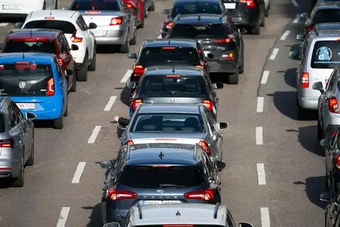 Autos stehen auf der Autobahn im Stau.