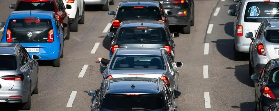 Autos stehen auf der Autobahn im Stau.