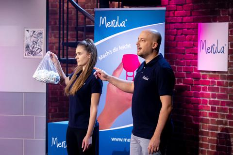 Ein Produkt für die Zukunft? Nina Dankert (li.) und André Eichhorn präsentieren ihre Menstruationstasse. Foto: ©PULS 4/Gerry Frank