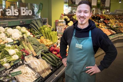 Jonas Herz arbeitet als Schichtleiter in dem Biomarkt „natürlich“ im Mainzer Stadtteil Neustadt. Foto: Tim Würz