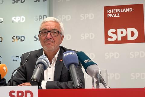 Roger Lewentz auf der Pressekonferenz in Mainz.