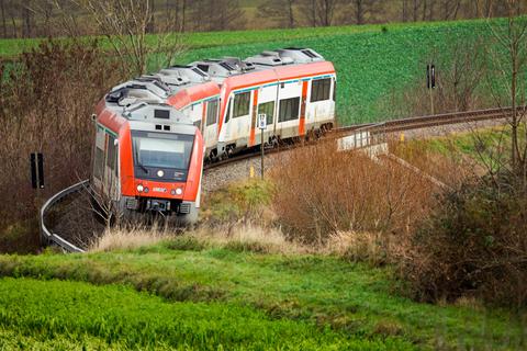 Das Angebot im Schienenverkehr östlich von Darmstadt soll ausgeweitet werden, wenn es nach Vertretern von Politik und Wirtschaft geht: hier ein Zug der VIAS unterwegs zwischen Reinheim und Ober-Ramstadt.