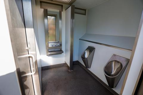 Aufgeräumte Erleichterungsmöglichkeit: die Toilette an der Raststätte „Nachtweide“. Fotos: Guido Schiek