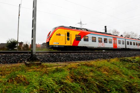 Eine Hessische Landesbahn auf dem Weg von der Grube Messel zum Bahnhof in Dieburg. Foto: Guido Schiek / VRM Bild