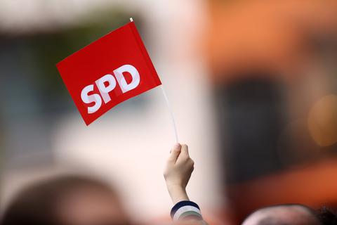 Ein Unterstützer der Partei hält eine SPD-Fahne hoch. Symbolfoto: dpa