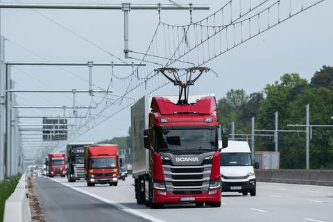Ein Laster auf dem E-Highway zwischen Langen und Weiterstadt.  Foto: dpa