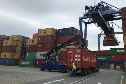 Verladung am Hafen in Gustavsburg: Nicht nur Rohstoffe, auch Container sind derzeit für Unternehmen in der Region schwierig zu beschaffen. Foto: Daniel Baczyk