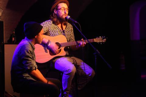 Im Schlosskeller unterm Darmstädter Schloss plant man künftig sogar mit mehr Livebands – hier ein Konzert von Tobi Vorwerk (rechts) mit Felix Bergerhausen. Archivfoto: Karl-Heinz Bärtl