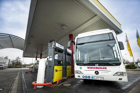 Ein Bus mit Wasserstoffantrieb wird im Industriepark in Frankfurt-Höchst betankt. Das soll bald auch in Darmstadt möglich sein. Foto: Omnibusbetrieb Winzenhöler