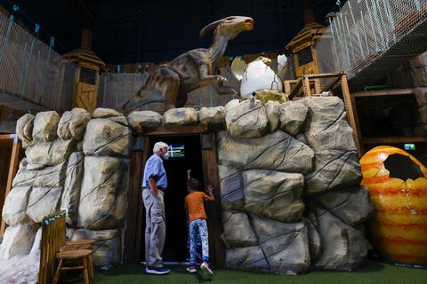 Im Weiterstädter Dino Park sind die Regeln vergleichsweise streng. Alle Gäste müssen Maske tragen. Foto: Guido Schiek