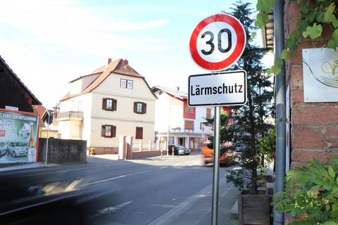 Tempo 30 gilt seit dem Sommer auf einem längeren Abschnitt der Bundesstraße 38 in Fürth im Odenwald. Die Begründung für die Geschwindigkeitsbeschränkung wird auf den Schildern mitgeliefert. Archivfoto: Katja Gesche