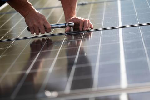 Gewusst wie: Wer von Solarstrom profitieren will, sollte Grundkenntnisse haben. © dpa/Marijan Murat