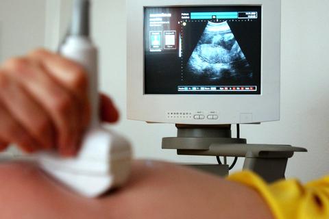 Die Zahl der Schwangerschaftsabbrüche in Deutschland liegt laut Statistischem Bundesamt seit Jahren bei rund 100.000 gemeldeten Fällen. Ursache sind oft Geldsorgen oder Probleme in der Partnerschaft. Foto: Patrick Pleul/dpa