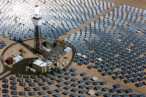 Solarkraftwerke wie dieses, das schon seit Jahren in Kalifornien nutzbare Energie produziert, spielen neben anderen innovativen Techniken eine wichtige Rolle im Zukunftsentwurf des Forschungsfelds „Energy and Environment“ an der TU Darmstadt. Archivfoto: ap
