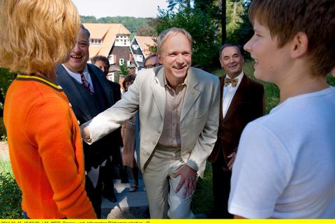 Szene aus dem Odenwaldschule-Film „Die Auserwählten“ mit Ulrich Tukur (Mitte) als Schulleiter Gerold Becker. Foto: WDR