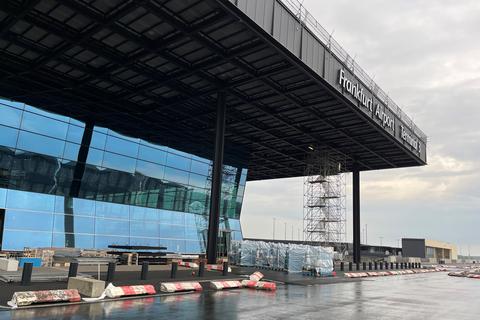 Der Rohbau des neuen Terminals, entworfen vom Frankfurter Architekten Christoph Mäckler, ist fertig.