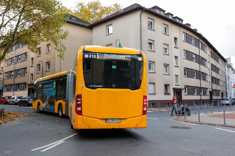 Ein E-Bus fährt am Mittwoch auf der L-Linie durch Darmstadt - hier am Friedrich-Ebert-Platz. Foto:  