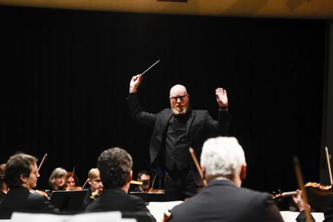 Am Dirigentenpult beim Konzert Deutschen Philharmonie Merck stand Ben Palmer. Foto: Guido Schiek