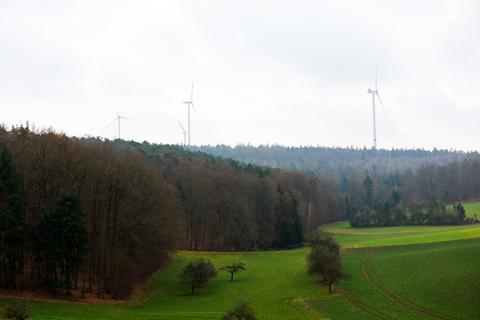 Was ist mit Windkraft mÃ¶glich - ein Sammler aus SÃ¼dhessen. Hier Windraeder am Hainhaus im Odenwald. Foto: Guido Schiek / VRM Bild