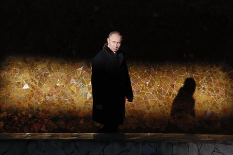 Russlands Präsident Wladimir Putin ist ohne Zweifel die Schlüsselfigur beim Krieg in der Ukraine. Welche Motivation steckt hinter seiner Entscheidung für den Angriff auf das Nachbarland, und wie verändern Kampfhandlungen und Sanktionen das Gefüge der internationalen Beziehungen? Themen für die Politikwissenschaft. Foto: dpa