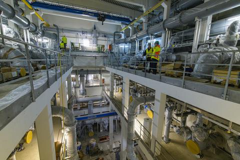 In Allmendfeld im Ried wird seit drei Jahren eine neue Grundwasseraufbereitungsanlage gebaut. Langsam nähert sich das neue Wasserwerk mit neuartiger Filtertechnik der Fertigstellung. Blick ins Innere des Neubaus, der nächstes Jahr in Betrieb gehen soll.