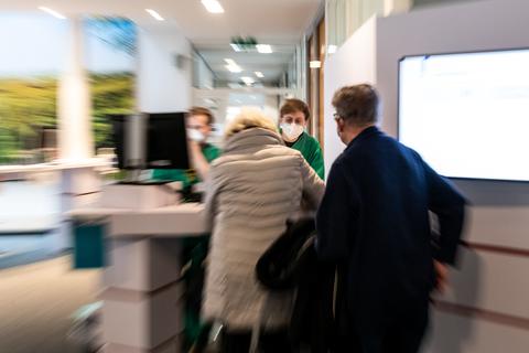 Am Ziel: Wer im Impfzentrum - wie hier in Bensheim - ankommt, hat die Anmeldeprozedur erfolgreich gemeistert.  Foto: Sascha Lotz