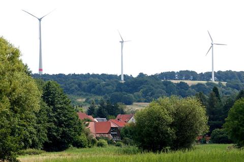 Die Windräder auf dem Binselberg im Landkreis Darmstadt-Dieburg, von Raibach aus gesehen. Archivfoto: Klaus Holdefehr