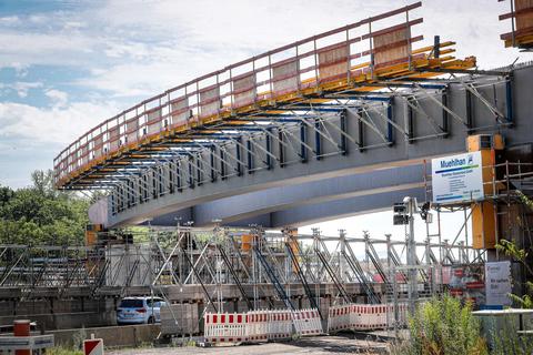 Schritt für Schritt geht der Neubau der Brücken am Darmstädter Kreuz voran.