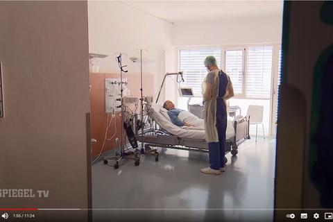 Ein Reporterteam von „Spiegel TV“ hält fest, wie Oberarzt Cihan Celik mit einem Patienten spricht, der der Querdenker-Szene angehört. Screenshot: VRM