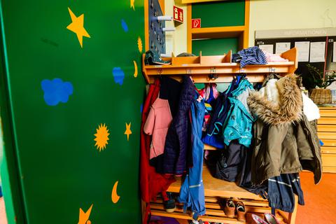 Für die Kinder, deren Jacken in dieser Kita hängen, wurde ein Betreuungsplatz gefunden. Doch mancherorts stoßen Eltern auf lange Wartelisten.               Foto: Guido Schiek
