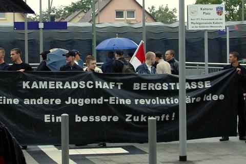„Eine bessere Zukunft“ versprachen Mitglieder der rechten „Kameradschaft Bergstraße“ im August 2004 bei einer Kundgebung in Heppenheim. In den jetzt veröffentlichten NSU-Akten sind einige Aktivitäten rechter Gruppen in der Region erfasst.         