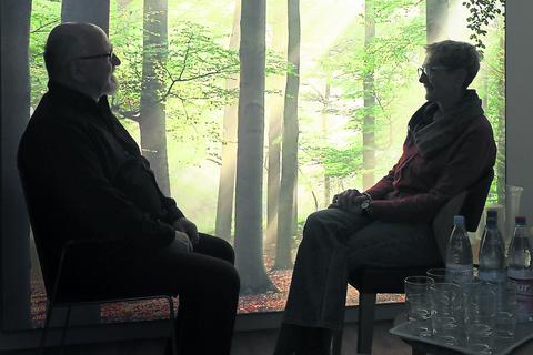 Sie halten Tränen aus und bringen viel Zeit mit: Gespräche mit Hospizhelfern sind eine große Hilfe für Sterbenskranke und Angehörige. Foto: Guido Schiek