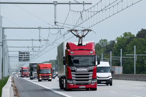 Die Energie kommt von oben: ein sogenannter Oberleitungs-Hybrid-Lastwagen auf dem südhessischen E-Highway.   Foto: dpa