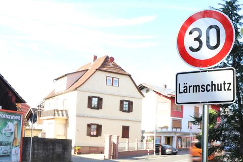 Tempo 30 gilt seit dem Sommer auf einem längeren Abschnitt der Bundesstraße 38 in Fürth im Odenwald. Die Begründung für die Geschwindigkeitsbeschränkung wird auf den Schildern mitgeliefert.                Archivfoto: Katja Gesche