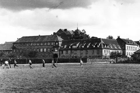 Das Kinderheim St. Josephshaus in Klein-Zimmern im Herbst 1954. 