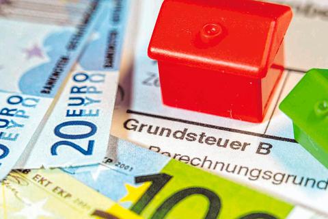 Wie sich die Steuereinnahmen nach den vorliegenden Steuerschätzungen von Bund und Land auswirken, ist noch nicht absehbar. Im Bereich der veranschlagten Ansätze liegen die Grundsteuer A und B, während die Wasser- und Abwassergebühren sich leicht darunter befinden.