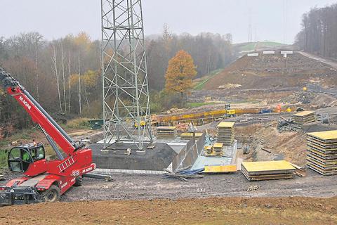Immer wieder wird von Autobahngegnern Kritik während der Bauphase des Lückenschlusses der A49 laut. Sogar zwei zeitweilige Baustopps in kleinen Teilbereichen nach Funden von belastetem Erdmaterial verhängte das RP. Dieses informiert nun im Detail wie hoch die Auflagen sind und was während des Baus alles zu beachten ist und überwacht werden muss. Günther Krämer