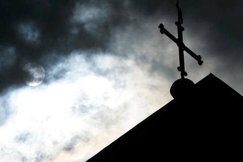 Die katholischen Pfarrer im Vogelsberg sind sich einig: Zu lange wurden Missbrauchsfälle in der Kirche verschwiegen.    Symbolfoto: Friso Gentsch/dpa 