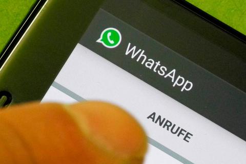 Trickbetrüger nutzen den Nachrichtendienst Whatsapp, um Menschen um ihr Geld zu bringen.
