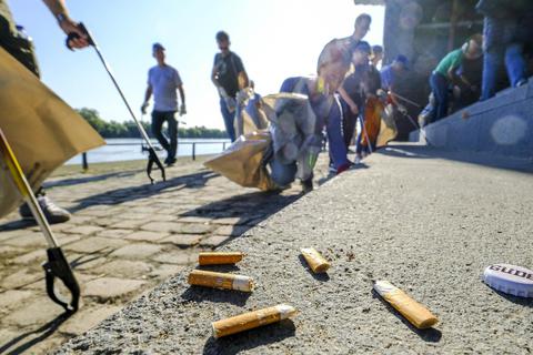 An Land, aber auch im Wasser ist beim Rhine Clean Up am 9. September das große Saubermachen angesagt. Unser Foto zeigt die Aktion in der hessischen Landeshauptstadt. Aber auch Lampertheim ist wieder dabei.